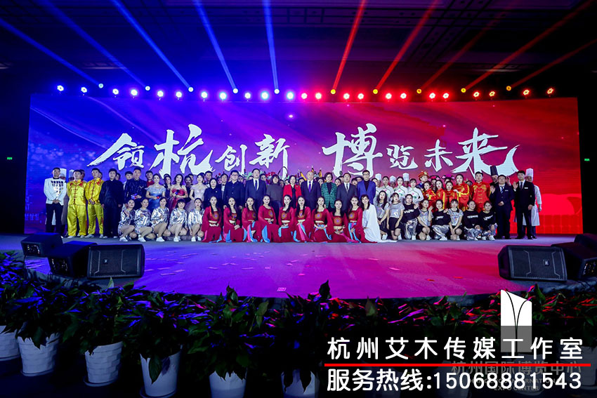 參加茶話(huà)會(huì)的領(lǐng)導(dǎo)以及演員合影