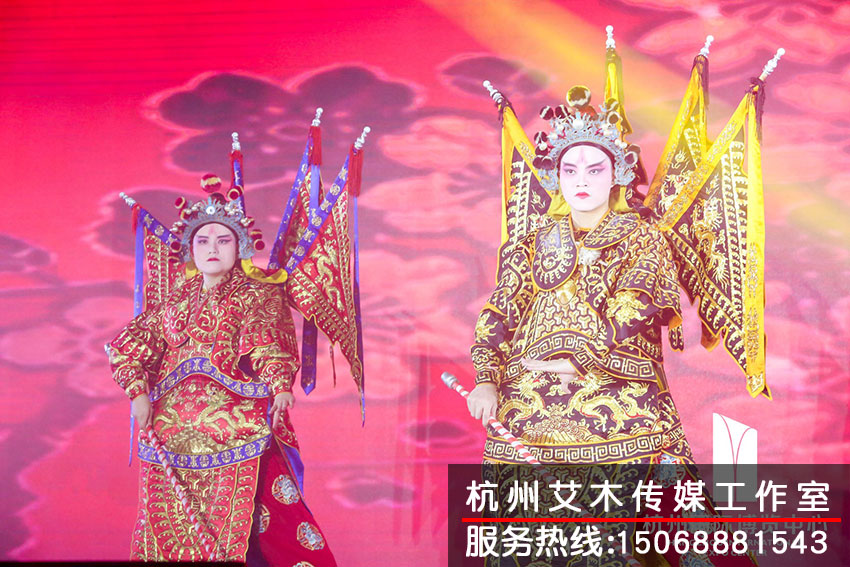 杭州國(guó)際博覽中心2020新春紅藍(lán)競(jìng)演茶話(huà)會(huì)戲劇演員在臺(tái)上表演現(xiàn)場(chǎng)拍攝情況